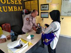 Piket Jaga Polsek Rumbai Lakukan Pengecekan Barang Bawaan Pengunjung yang Besuk Tahanan